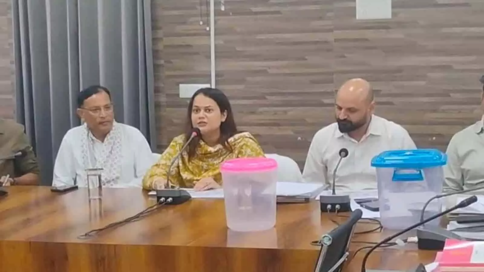 तस्वीर में जिला कलेक्टर टीना डाबी मीटिंग हॉल में अधिकारियों के साथ बैठक करती हुई दिख रही हैं। तस्वीर में जिला कलेक्टर टीना डाबी मीटिंग हॉल में अधिकारियों के साथ बैठक करती हुई दिख रही हैं।