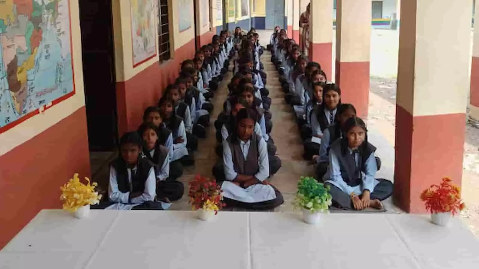 तस्वीर में विद्यालय के बरामदे में विधिक सेवा कैंप के दौरान फर्श पर बैठी छात्राएं दिखाई दे रही हैं। तस्वीर में विद्यालय के बरामदे में विधिक सेवा कैंप के दौरान फर्श पर बैठी छात्राएं दिखाई दे रही हैं।