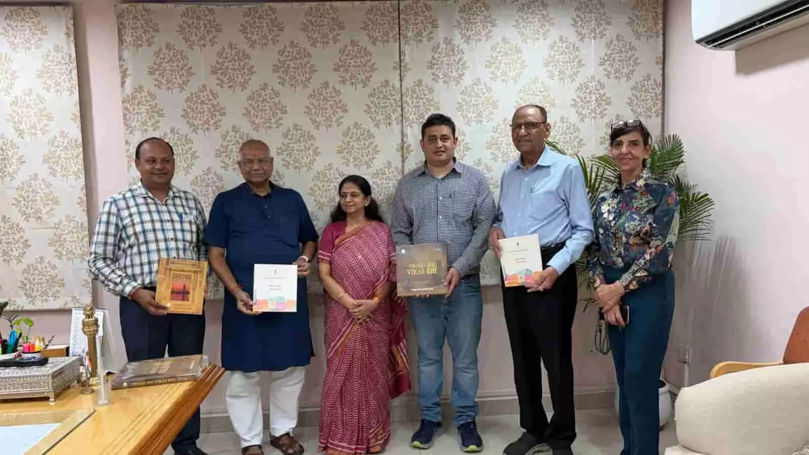 उद्योग भवन जयपुर में आयोजित बैठक में खड़े अधिकारी और प्रवासी राजस्थानी। उद्योग भवन जयपुर में आयोजित बैठक में खड़े अधिकारी और प्रवासी राजस्थानी।