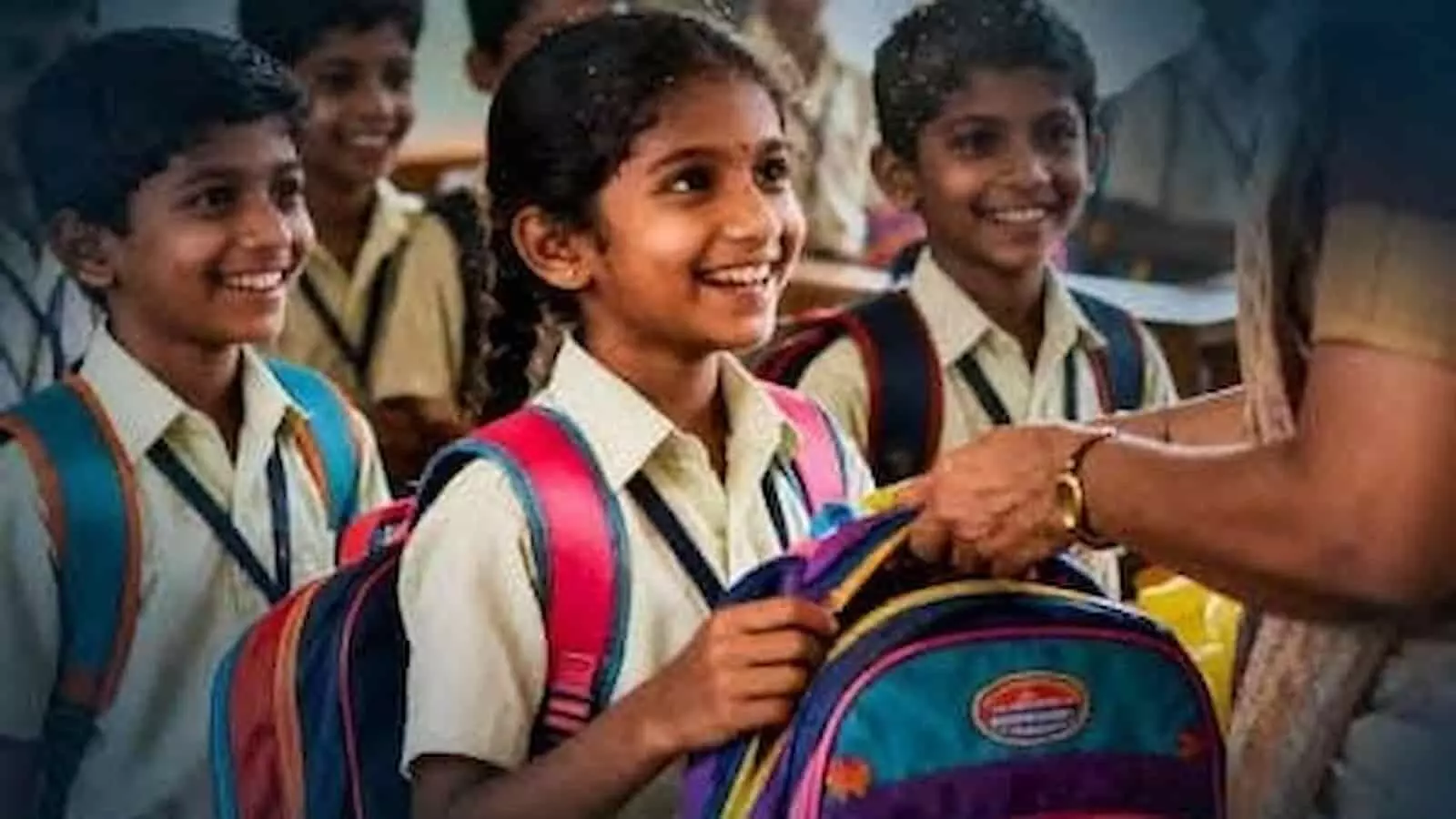 तस्वीर में मुस्कुराते हुए स्कूली बच्चे दिखाई दे रहे हैं जिन्हें एआई द्वारा बनाया गया है। तस्वीर में मुस्कुराते हुए स्कूली बच्चे दिखाई दे रहे हैं जिन्हें एआई द्वारा बनाया गया है।