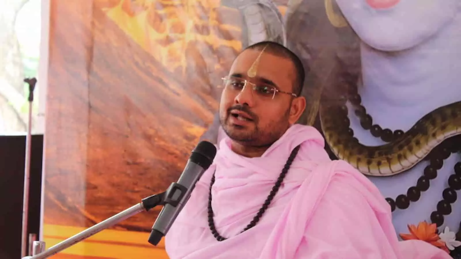 तस्वीर में संत दिग्विजय राम महाराज माइक पर शिव पुराण कथा का प्रवचन देते दिख रहे हैं। तस्वीर में संत दिग्विजय राम महाराज माइक पर शिव पुराण कथा का प्रवचन देते दिख रहे हैं।