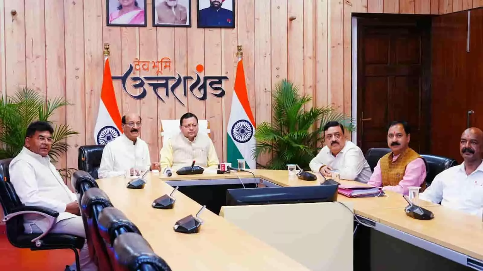 मुख्यमंत्री पुष्कर सिंह धामी वर्चुअल माध्यम से चंपावत जिला चिकित्सालय में स्वास्थ्य परियोजनाओं की समीक्षा करते हुए। मुख्यमंत्री पुष्कर सिंह धामी वर्चुअल माध्यम से चंपावत जिला चिकित्सालय में स्वास्थ्य परियोजनाओं की समीक्षा करते हुए।