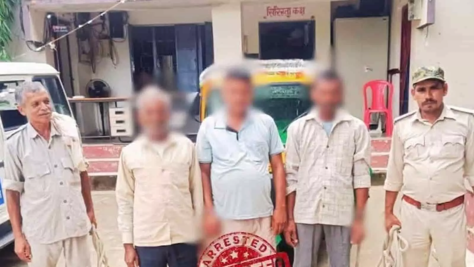 तस्वीर में औरंगाबाद थाना परिसर के बाहर पुलिसकर्मी और गिरफ्तार आरोपी खड़े नजर आ रहे हैं। तस्वीर में औरंगाबाद थाना परिसर के बाहर पुलिसकर्मी और गिरफ्तार आरोपी खड़े नजर आ रहे हैं।