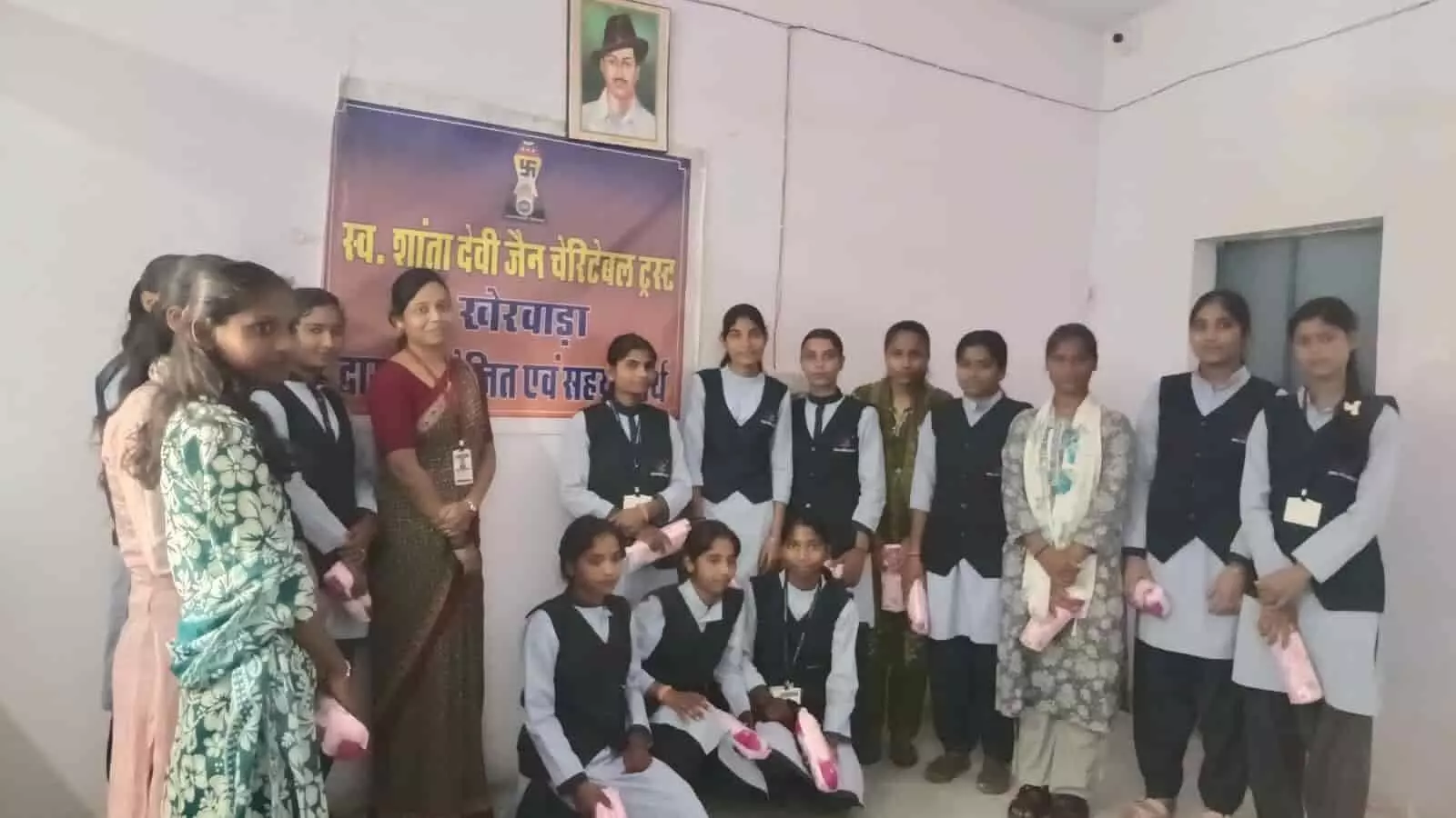 खेरवाड़ा के आकार कॉलेज में हाथों में सैनिटरी नैपकिन लिए खड़ी छात्राएं और स्टाफ सदस्य। खेरवाड़ा के आकार कॉलेज में हाथों में सैनिटरी नैपकिन लिए खड़ी छात्राएं और स्टाफ सदस्य।