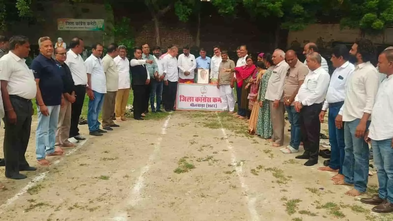 तस्वीर में गांधी भवन भीलवाड़ा में राजीव गांधी जयंती पर श्रद्धांजलि देते हुए कांग्रेस कार्यकर्ता दिखाई दे रहे हैं। तस्वीर में गांधी भवन भीलवाड़ा में राजीव गांधी जयंती पर श्रद्धांजलि देते हुए कांग्रेस कार्यकर्ता दिखाई दे रहे हैं।
