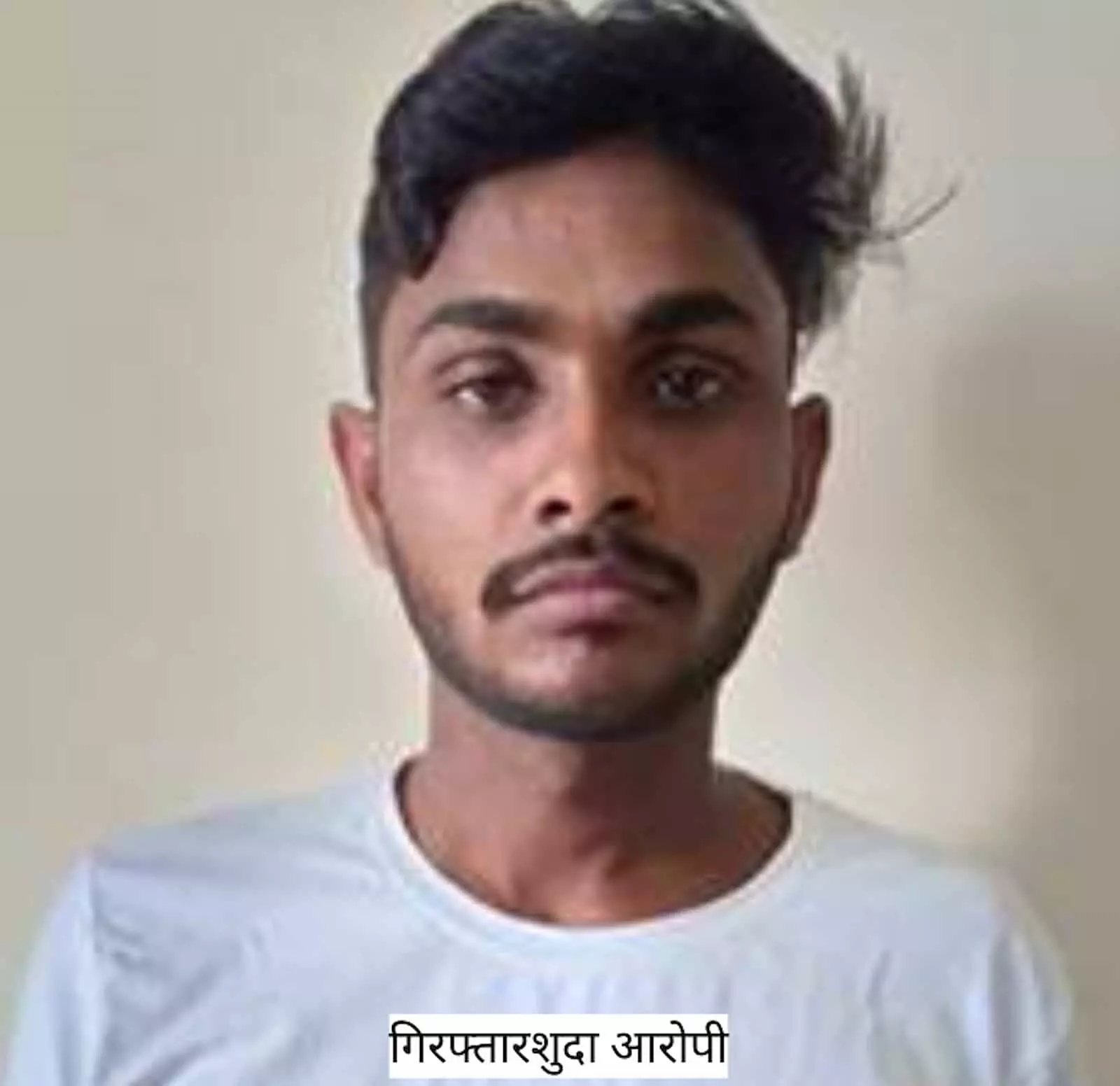 तस्वीर में अवैध हथियार रखने के आरोप में गिरफ्तार युवक मोहित उर्फ मोन्टू गंगापुर सिटी में दिख रहा है। तस्वीर में अवैध हथियार रखने के आरोप में गिरफ्तार युवक मोहित उर्फ मोन्टू गंगापुर सिटी में दिख रहा है।