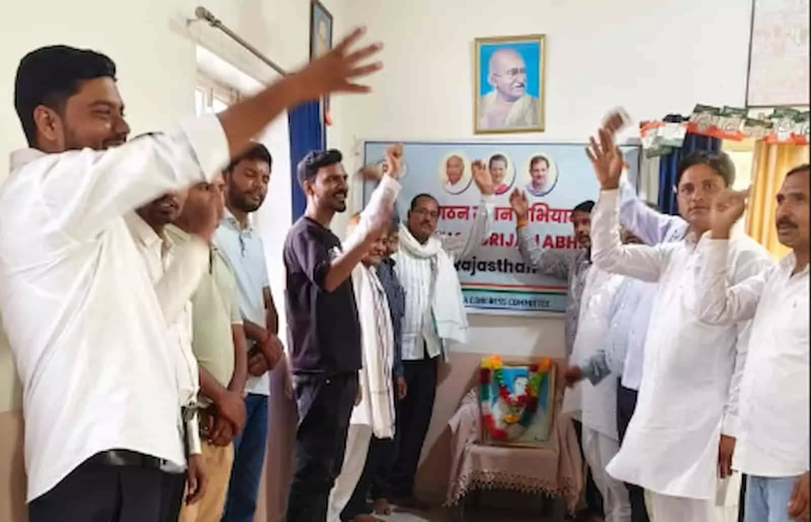 गंगापुर सिटी कार्यालय में राजीव गांधी जयंती पर संकल्प लेते कांग्रेस कार्यकर्ता और पदाधिकारी। गंगापुर सिटी कार्यालय में राजीव गांधी जयंती पर संकल्प लेते कांग्रेस कार्यकर्ता और पदाधिकारी।