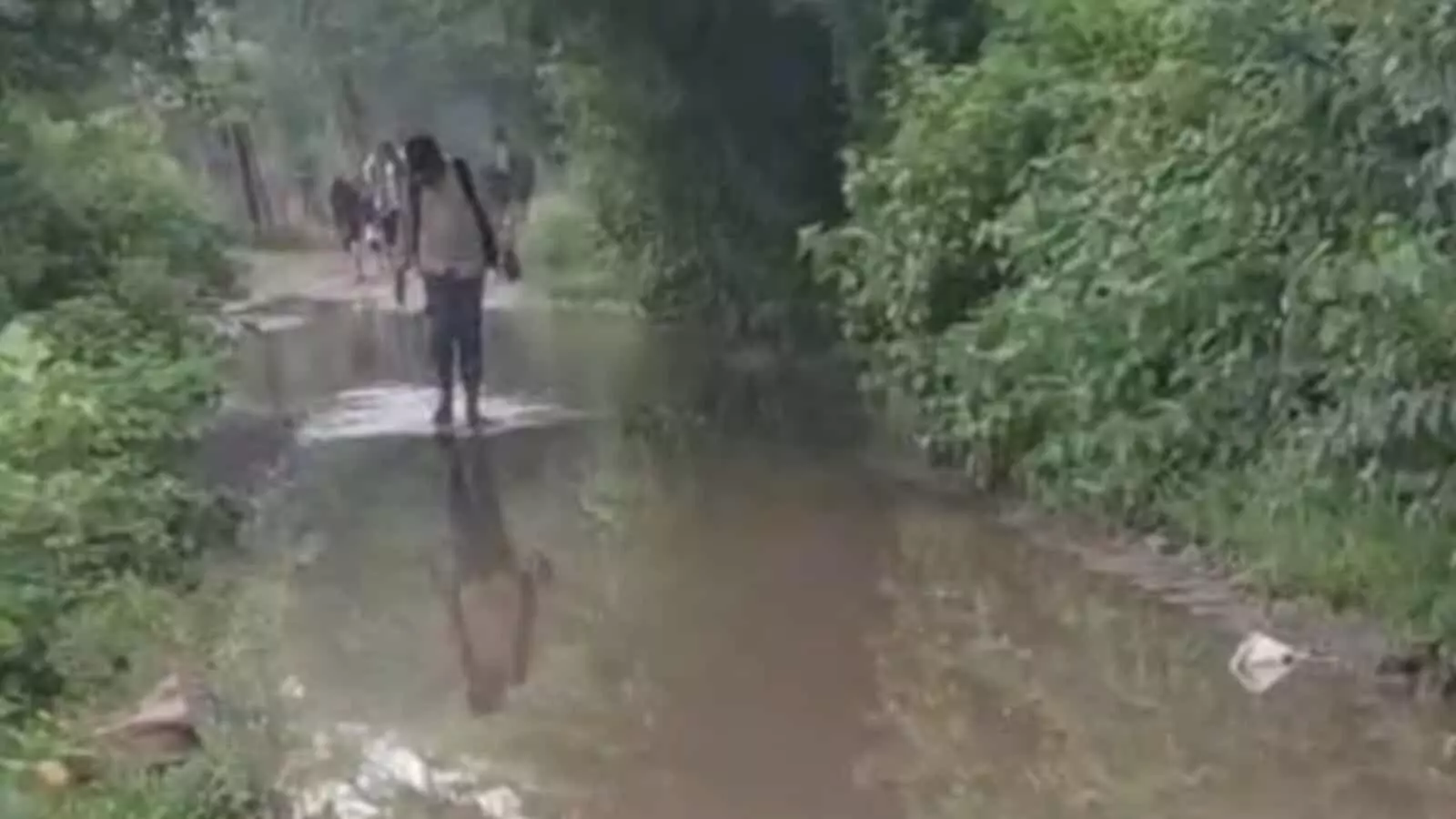 तस्वीर में चोरवड़ी ग्रामीण सड़क पर जलभराव के बीच से गुजरते छात्र दिख रहे हैं। तस्वीर में चोरवड़ी ग्रामीण सड़क पर जलभराव के बीच से गुजरते छात्र दिख रहे हैं।