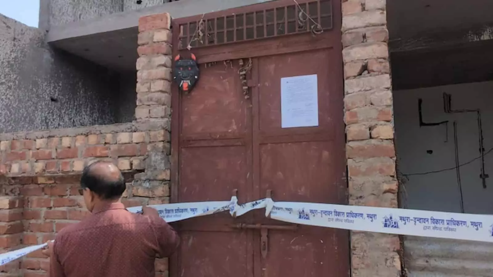 तस्वीर में अधिकारी बरसाना में अवैध निर्माण वाले परिसर के गेट पर सीलिंग टेप लगाते दिख रहे हैं। तस्वीर में अधिकारी बरसाना में अवैध निर्माण वाले परिसर के गेट पर सीलिंग टेप लगाते दिख रहे हैं।