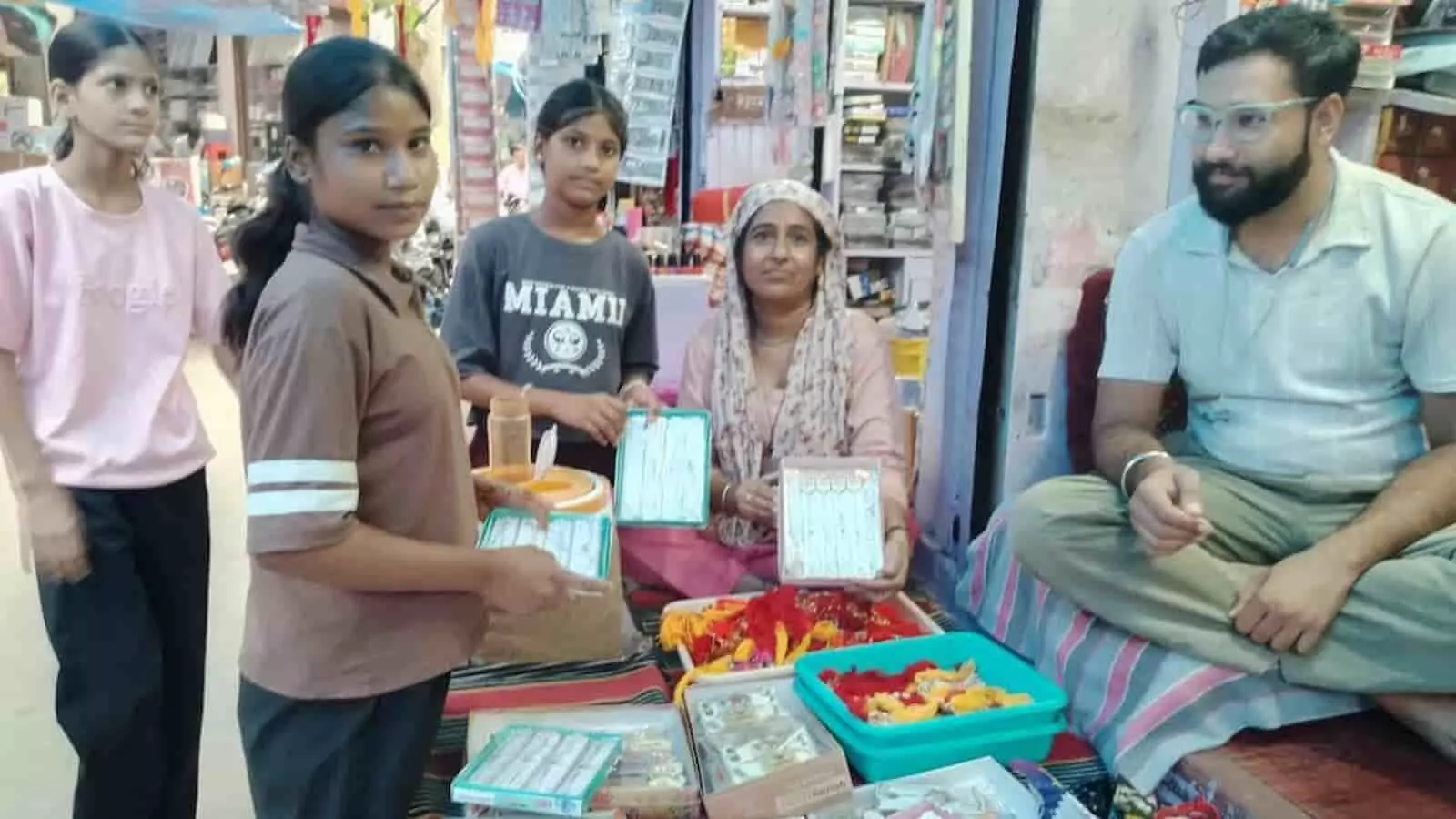 तस्वीर में भुसावर के बाजार में दुकान पर राखियां देखती महिलाएं और बच्चे नजर आ रहे हैं। तस्वीर में भुसावर के बाजार में दुकान पर राखियां देखती महिलाएं और बच्चे नजर आ रहे हैं।