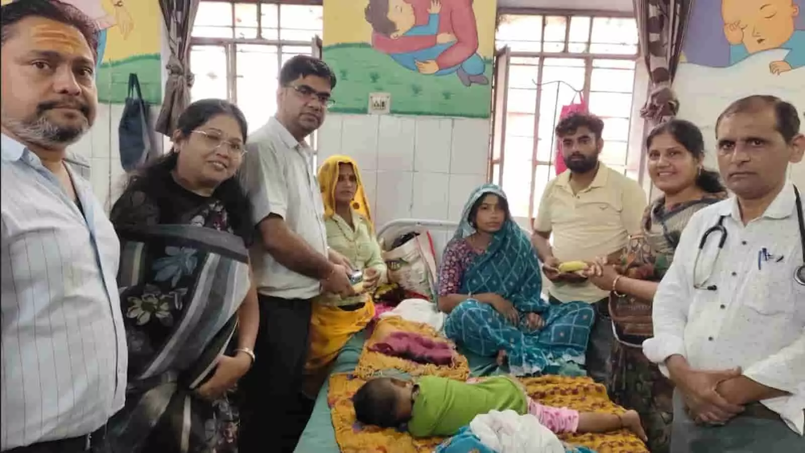 लायंस क्लब दिशा के सदस्य राजकीय अस्पताल में मरीजों को फल वितरित कर रहे हैं। लायंस क्लब दिशा के सदस्य राजकीय अस्पताल में मरीजों को फल वितरित कर रहे हैं।