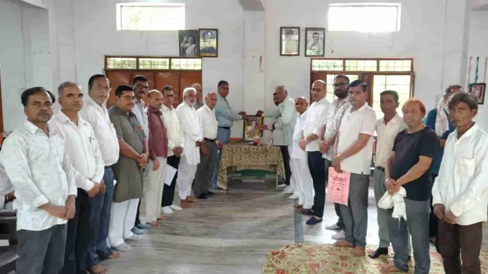 तस्वीर में राजीव गांधी की जयंती पर मावली कार्यालय में श्रद्धांजलि देते कांग्रेस कार्यकर्ता दिख रहे हैं। तस्वीर में राजीव गांधी की जयंती पर मावली कार्यालय में श्रद्धांजलि देते कांग्रेस कार्यकर्ता दिख रहे हैं।