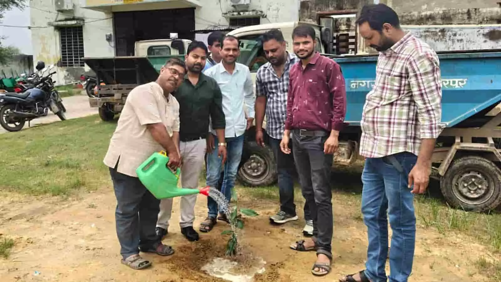 नगर पालिका वजीरपुर में मतदाता जागरूकता अभियान के तहत पौधे को पानी देते अधिकारी। नगर पालिका वजीरपुर में मतदाता जागरूकता अभियान के तहत पौधे को पानी देते अधिकारी।