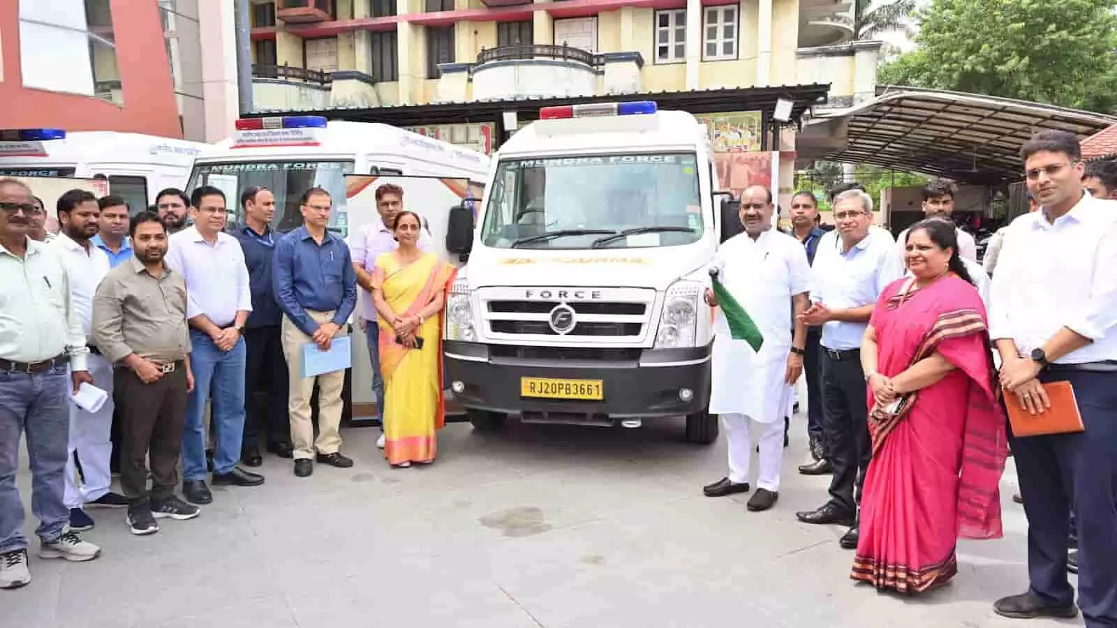 तस्वीर में लोकसभा अध्यक्ष ओम बिरला कोटा में एम्बुलेंस को हरी झंडी दिखाते नजर आ रहे हैं। तस्वीर में लोकसभा अध्यक्ष ओम बिरला कोटा में एम्बुलेंस को हरी झंडी दिखाते नजर आ रहे हैं।