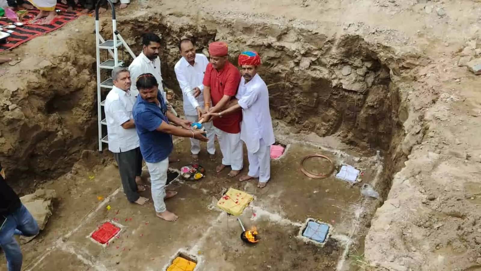 कुशालपुरा में दधिमती माता मंदिर भूमि पूजन के दौरान पूजा करते समाजबंधु। कुशालपुरा में दधिमती माता मंदिर भूमि पूजन के दौरान पूजा करते समाजबंधु।