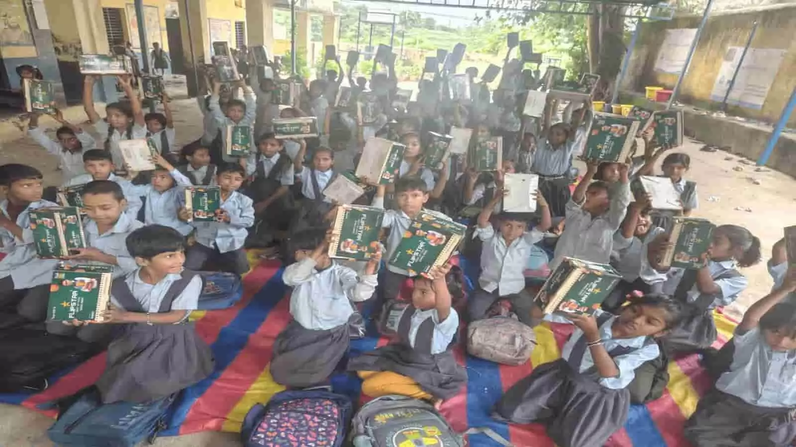 राजकीय विद्यालय के विद्यार्थी हाथों में जूतों के डिब्बे उठाए हुए नयागांव में नजर आ रहे हैं। राजकीय विद्यालय के विद्यार्थी हाथों में जूतों के डिब्बे उठाए हुए नयागांव में नजर आ रहे हैं।