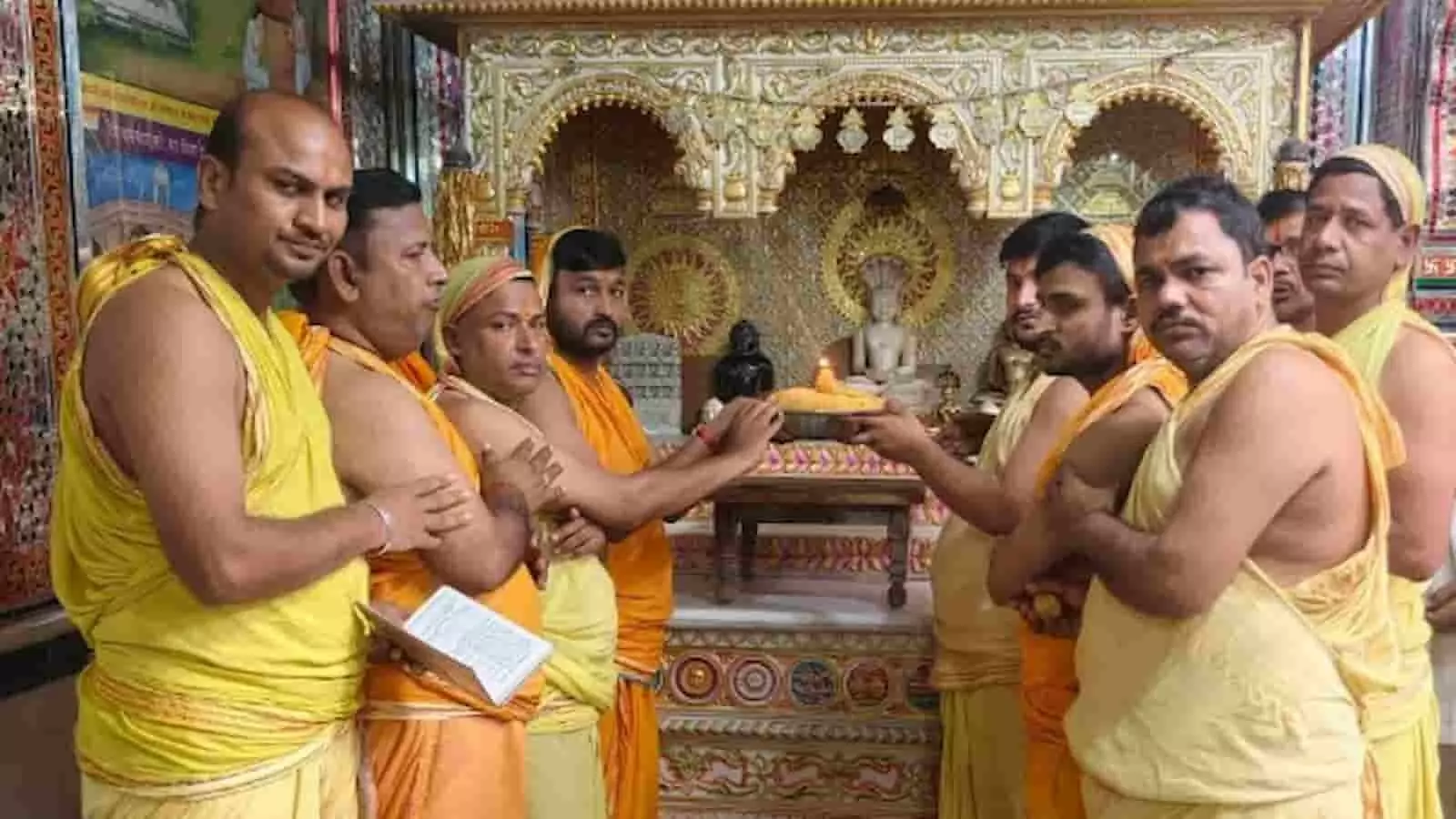 तस्वीर में पीले वस्त्र पहने श्रद्धालु टोंक के जैन मंदिर में भगवान पार्श्वनाथ के समक्ष पूजा करते दिख रहे हैं। तस्वीर में पीले वस्त्र पहने श्रद्धालु टोंक के जैन मंदिर में भगवान पार्श्वनाथ के समक्ष पूजा करते दिख रहे हैं।