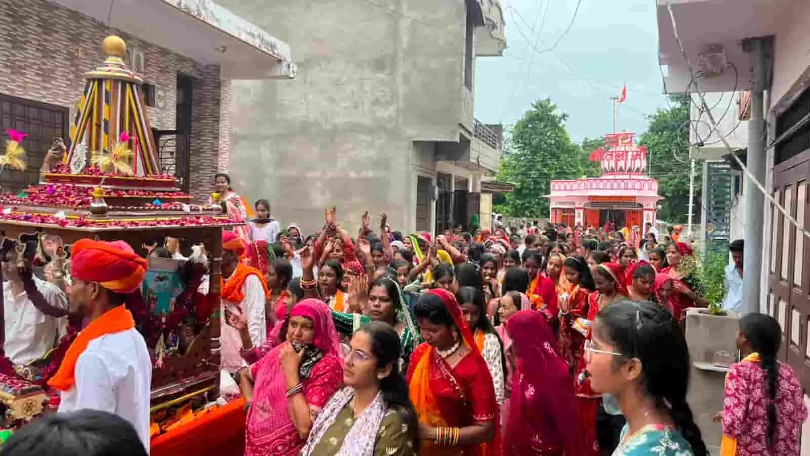 श्री कल्याण धाम मंदिर के पास वीर कल्लाजी महाराज की शोभायात्रा में शामिल श्रद्धालु महिलाएँ। श्री कल्याण धाम मंदिर के पास वीर कल्लाजी महाराज की शोभायात्रा में शामिल श्रद्धालु महिलाएँ।