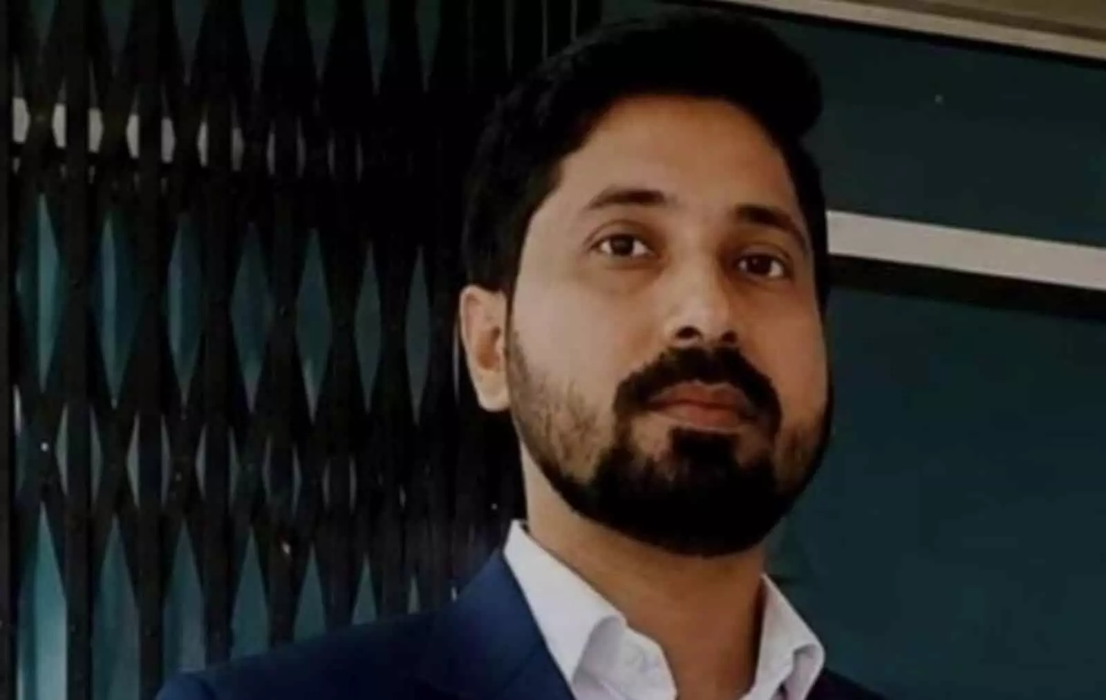 तस्वीर में आयकर अधिकारी मानवेंद्र सिंह कटनी में नजर आ रहे हैं। तस्वीर में आयकर अधिकारी मानवेंद्र सिंह कटनी में नजर आ रहे हैं।