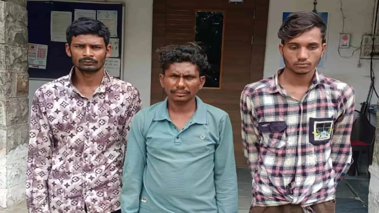 तस्वीर में पुलिस थाने के बाहर खड़े तीन गिरफ्तार आरोपी नजर आ रहे हैं। तस्वीर में पुलिस थाने के बाहर खड़े तीन गिरफ्तार आरोपी नजर आ रहे हैं।