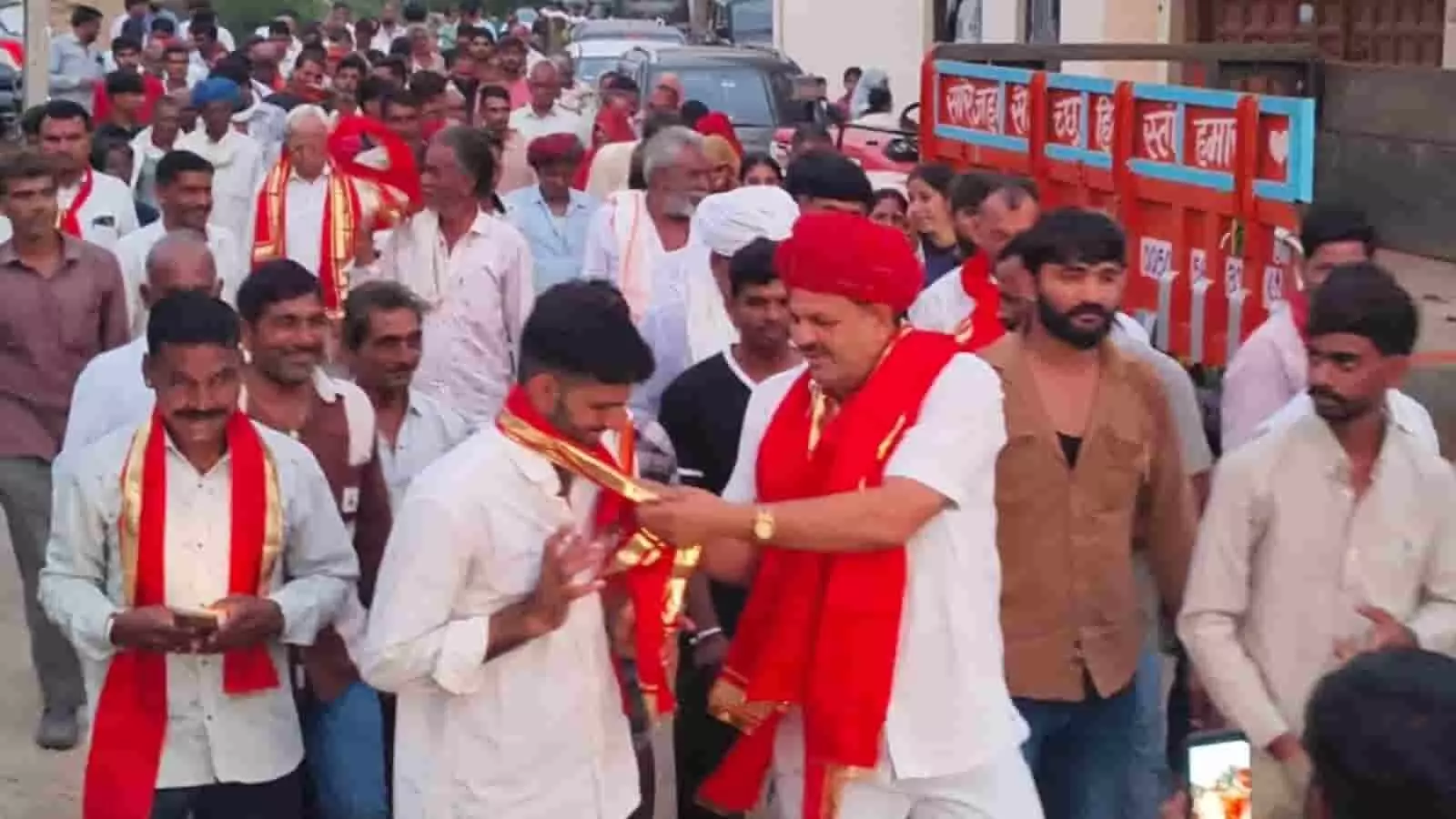तस्वीर में ग्रामीण बद्रीलाल जाट का स्वागत और अभिनंदन कर रहे हैं। तस्वीर में ग्रामीण बद्रीलाल जाट का स्वागत और अभिनंदन कर रहे हैं।