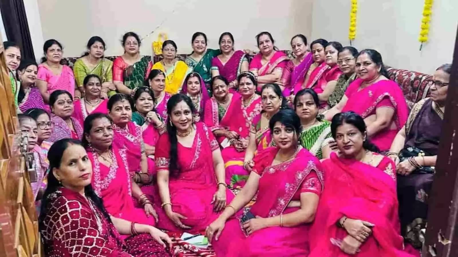 लहरिया और पारंपरिक परिधानों में सजी महिलाओं का समूह बारां में तीज महोत्सव के दौरान बैठा दिखाई दे रहा है। लहरिया और पारंपरिक परिधानों में सजी महिलाओं का समूह बारां में तीज महोत्सव के दौरान बैठा दिखाई दे रहा है।