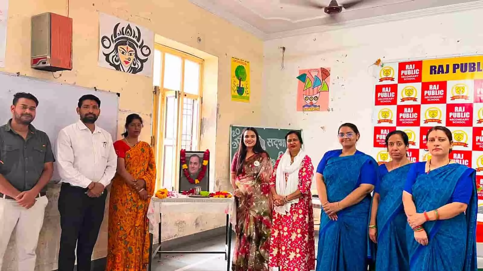 तस्वीर में राज पब्लिक स्कूल नंद नगर में संगोष्ठी के दौरान बैठे छात्र और अतिथि दिख रहे हैं। तस्वीर में राज पब्लिक स्कूल नंद नगर में संगोष्ठी के दौरान बैठे छात्र और अतिथि दिख रहे हैं।