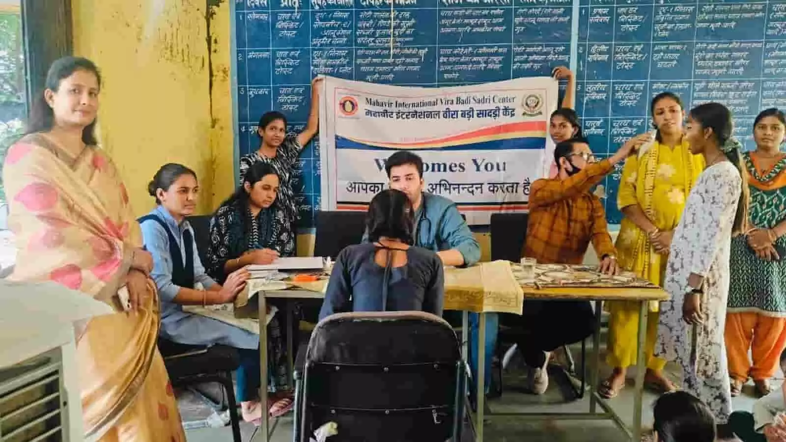 डॉक्टर बड़ीसादड़ी के छात्रावास में आयोजित स्वास्थ्य शिविर में बालिकाओं का स्वास्थ्य परीक्षण कर रहे हैं। डॉक्टर बड़ीसादड़ी के छात्रावास में आयोजित स्वास्थ्य शिविर में बालिकाओं का स्वास्थ्य परीक्षण कर रहे हैं।