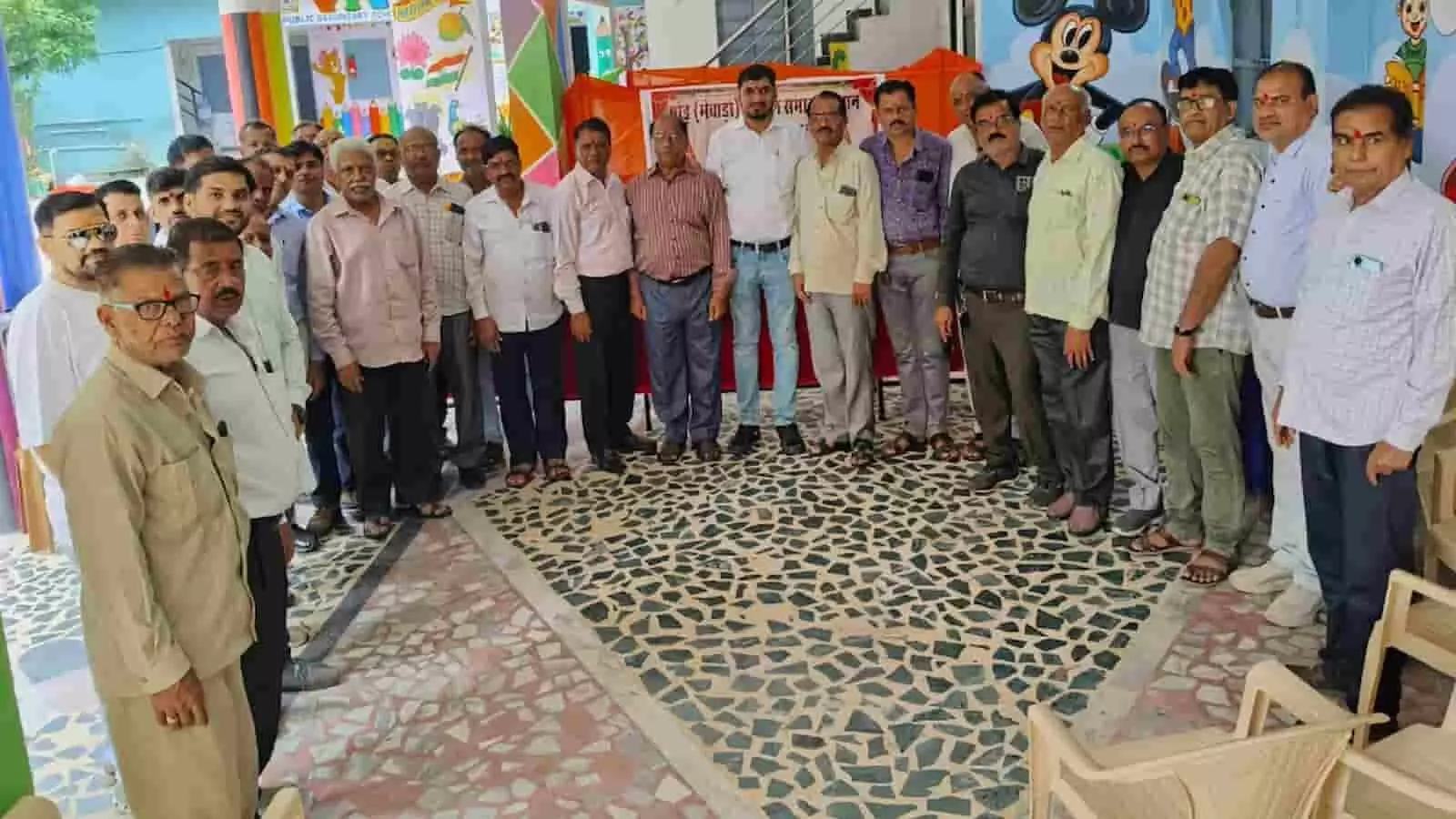 तस्वीर में खेरवाड़ा में मोड़ मेवाड़ा कलाल समाज के नवनियुक्त पदाधिकारी और सदस्य नजर आ रहे हैं। तस्वीर में खेरवाड़ा में मोड़ मेवाड़ा कलाल समाज के नवनियुक्त पदाधिकारी और सदस्य नजर आ रहे हैं।