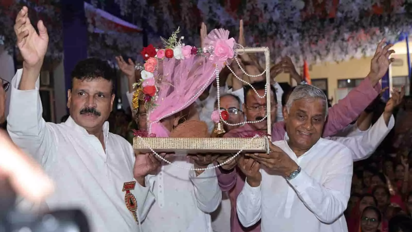 कोटा के नसियां जी दादाबाड़ी में दीक्षा महोत्सव के दौरान अनुष्ठान करते श्रद्धालु। कोटा के नसियां जी दादाबाड़ी में दीक्षा महोत्सव के दौरान अनुष्ठान करते श्रद्धालु।