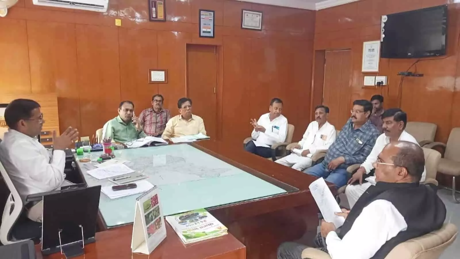 बैठक में जिला निर्वाचन अधिकारी बालमुकुंद असावा और प्रतिनिधि कार्यालय में बैठे दिखाई दे रहे हैं। बैठक में जिला निर्वाचन अधिकारी बालमुकुंद असावा और प्रतिनिधि कार्यालय में बैठे दिखाई दे रहे हैं।