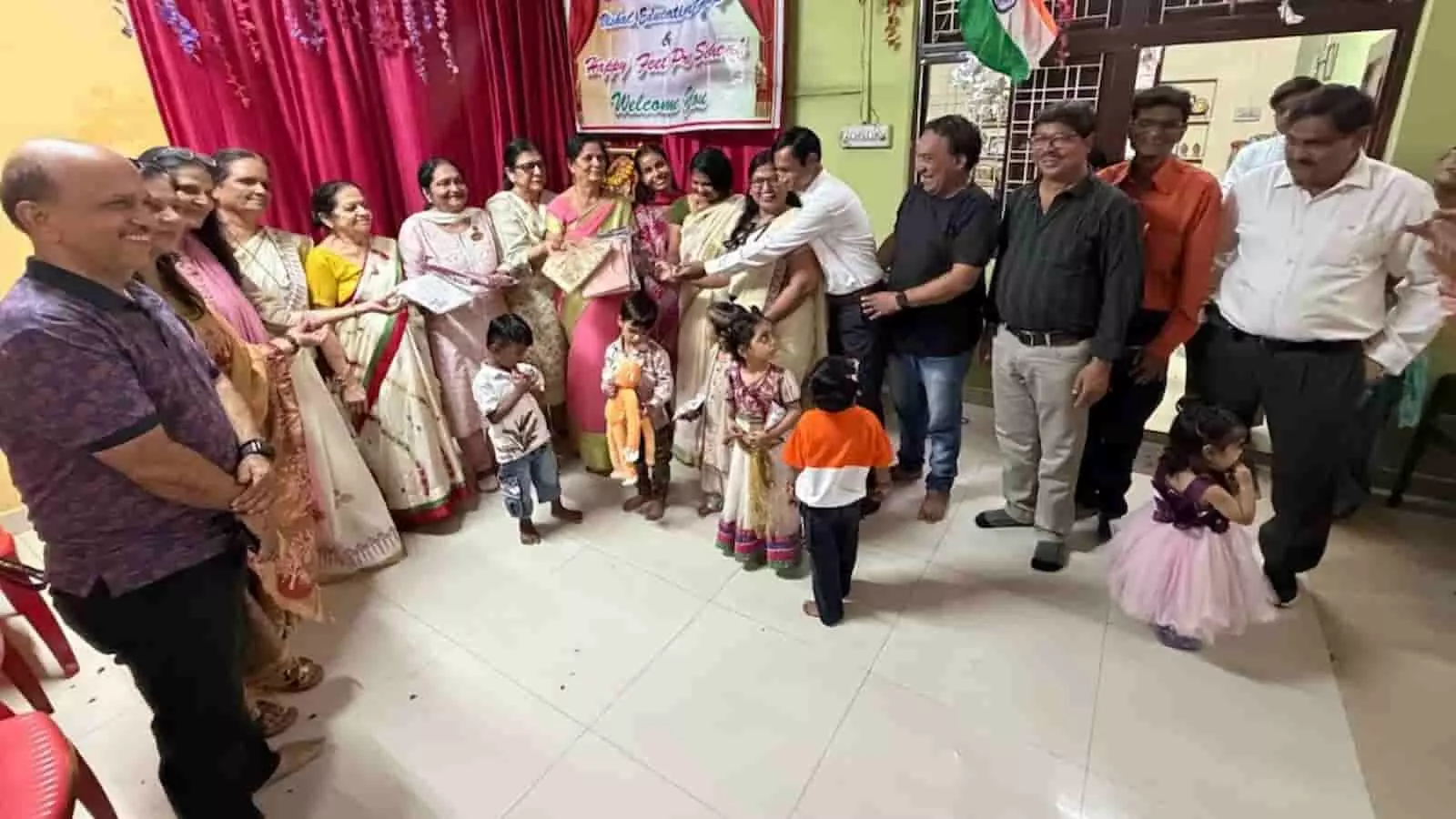 कोटा में लायंस क्लब के सदस्यों द्वारा बच्चों को उपहार बांटते हुए कार्यक्रम की तस्वीर। कोटा में लायंस क्लब के सदस्यों द्वारा बच्चों को उपहार बांटते हुए कार्यक्रम की तस्वीर।