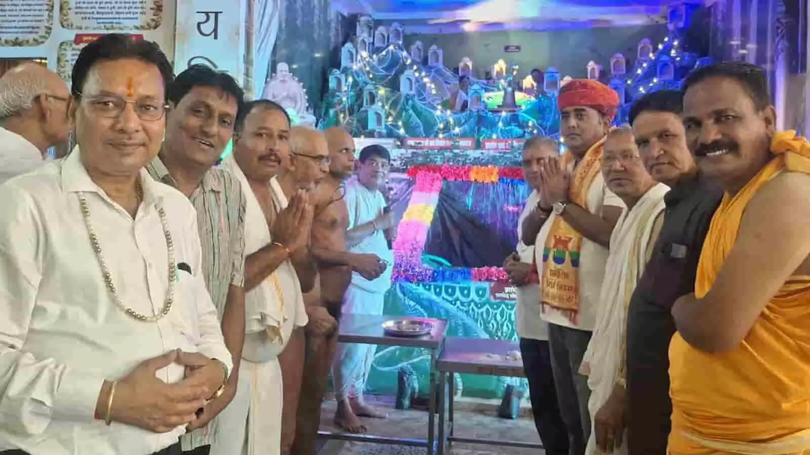कोटा के जैन मंदिर में मोक्ष सप्तमी पर उपस्थित श्रद्धालु और मुनिगण। कोटा के जैन मंदिर में मोक्ष सप्तमी पर उपस्थित श्रद्धालु और मुनिगण।