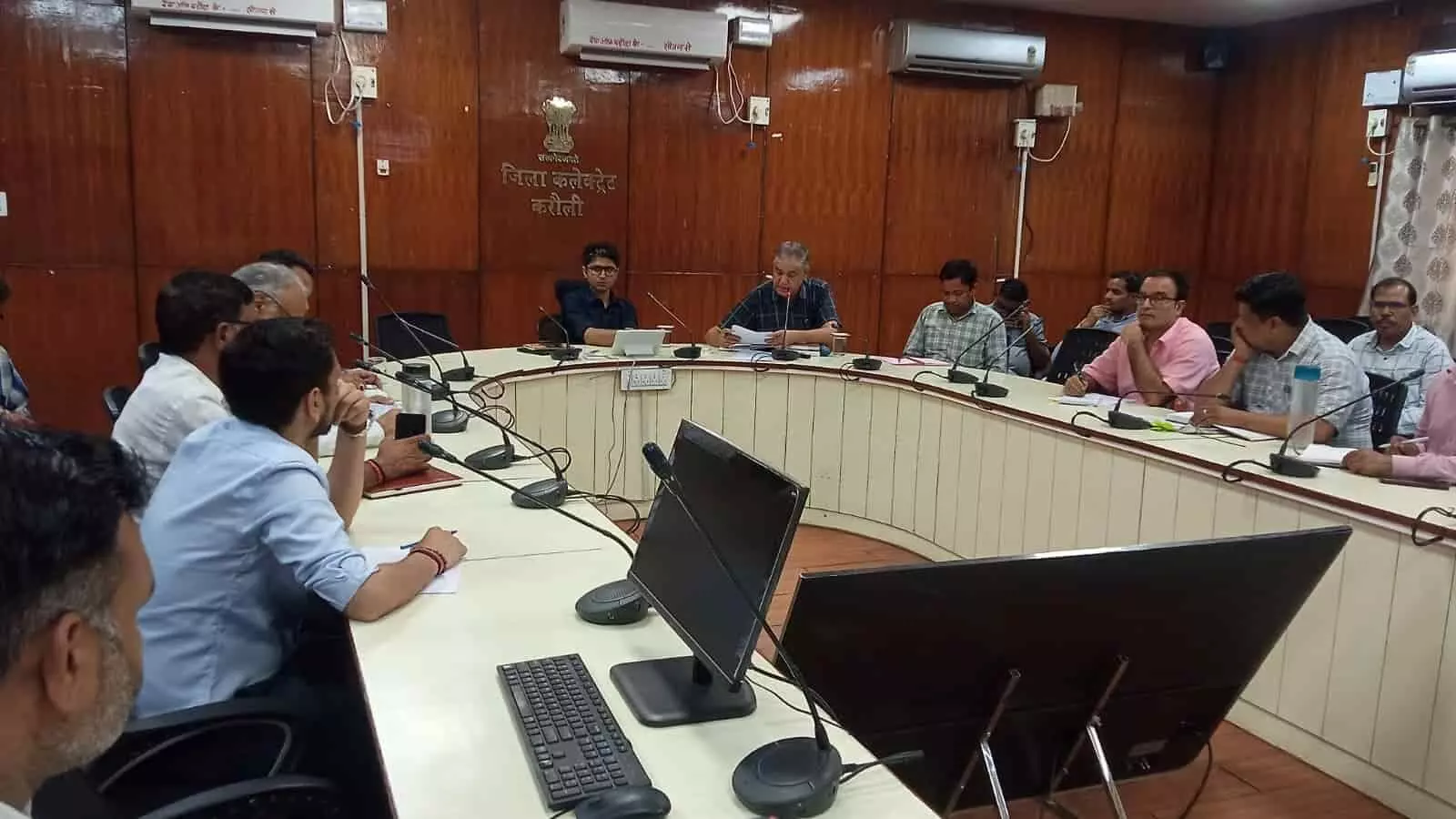 करौली कलेक्ट्रेट सभागार में अधिकारी और प्रतिनिधि चुनाव बैठक में बैठे हैं। करौली कलेक्ट्रेट सभागार में अधिकारी और प्रतिनिधि चुनाव बैठक में बैठे हैं।