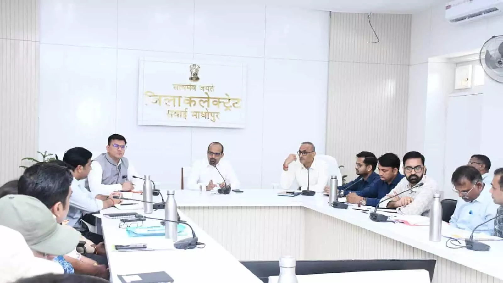 कलेक्ट्रेट सभागार में अधिकारी बैठक के दौरान चर्चा करते हुए दिखाई दे रहे हैं। कलेक्ट्रेट सभागार में अधिकारी बैठक के दौरान चर्चा करते हुए दिखाई दे रहे हैं।