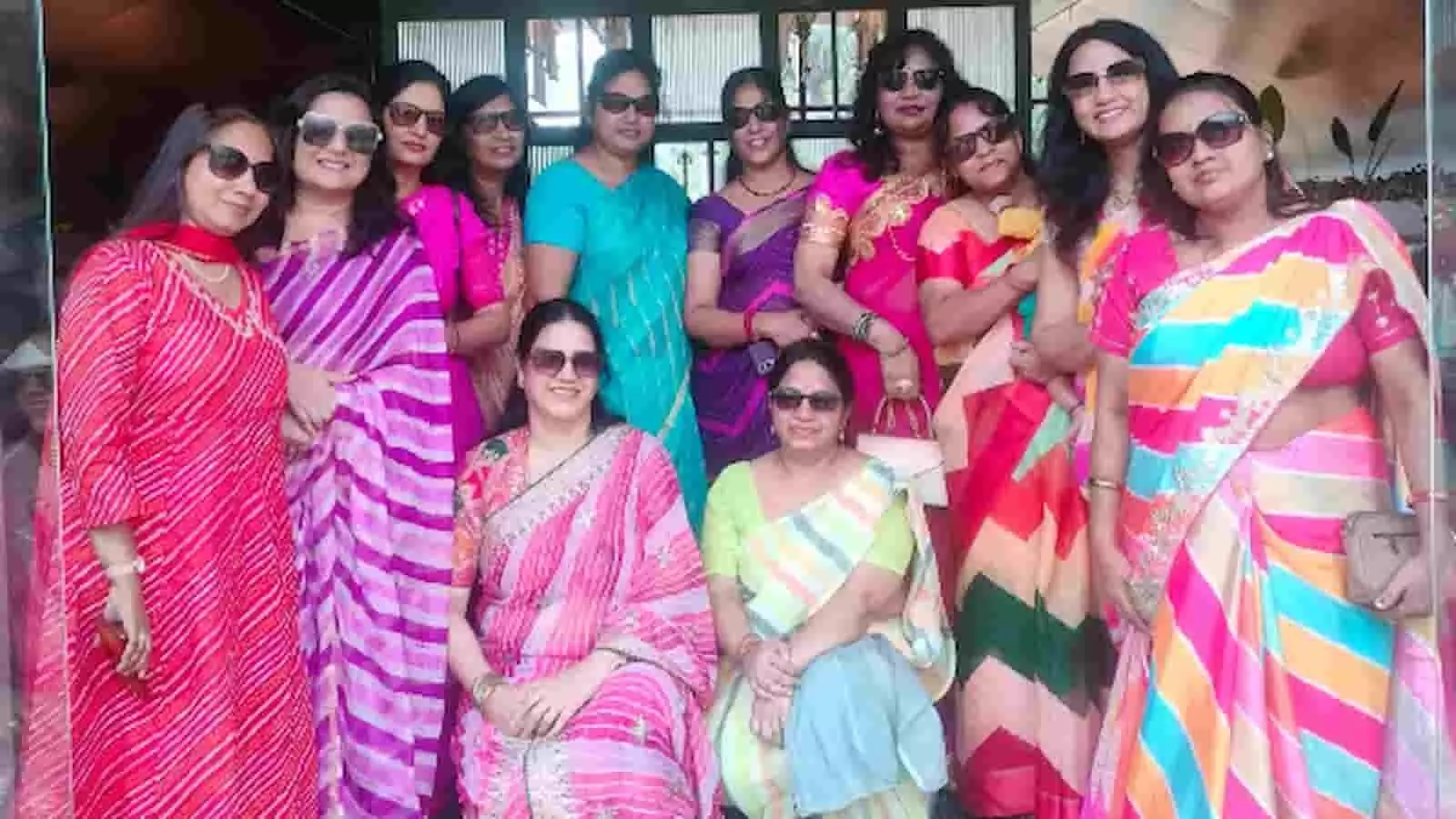 तस्वीर में कोटा के सिटी पार्क में पारंपरिक परिधानों में खड़ी महिला मंडल की सदस्य महिलाएं। तस्वीर में कोटा के सिटी पार्क में पारंपरिक परिधानों में खड़ी महिला मंडल की सदस्य महिलाएं।