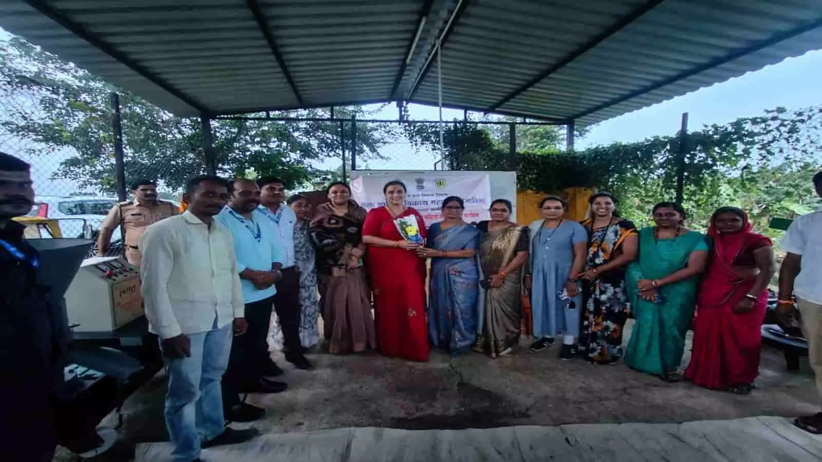 तस्वीर में विधायक चित्राताई वाघ शिरपुर के पिंप्री में बायो पैलेट यूनिट पर महिलाओं और स्थानीय लोगों के साथ खड़ी हैं। तस्वीर में विधायक चित्राताई वाघ शिरपुर के पिंप्री में बायो पैलेट यूनिट पर महिलाओं और स्थानीय लोगों के साथ खड़ी हैं।
