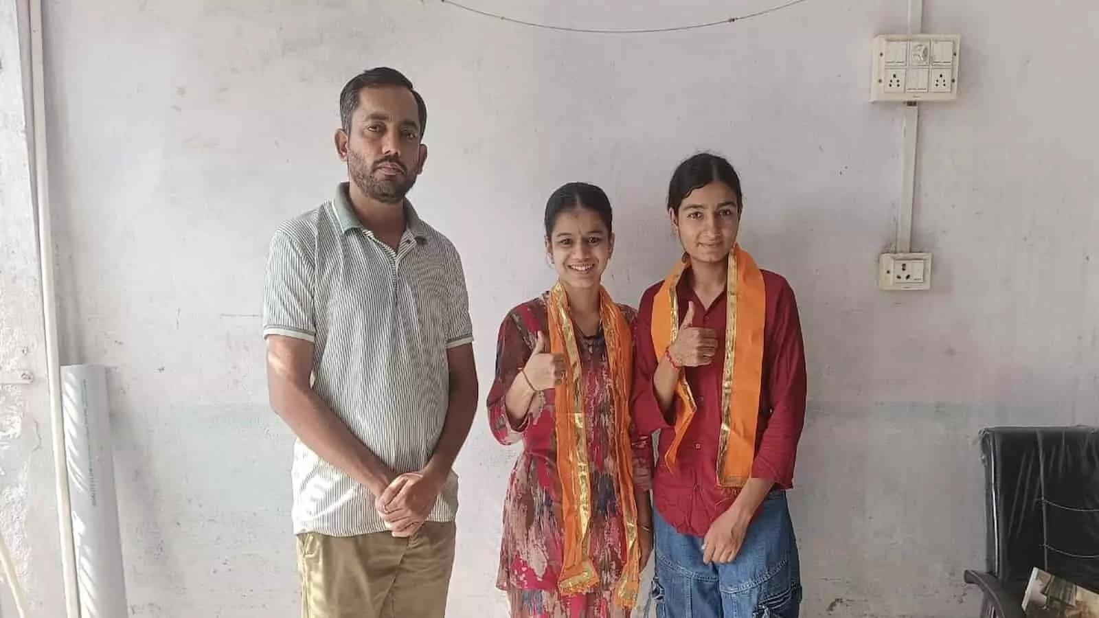 व्याख्याता निर्मल पुरोहित और छात्रवृत्ति के लिए चयनित छात्राएं स्कूल परिसर में खड़े होकर पोज दे रहे हैं। व्याख्याता निर्मल पुरोहित और छात्रवृत्ति के लिए चयनित छात्राएं स्कूल परिसर में खड़े होकर पोज दे रहे हैं।