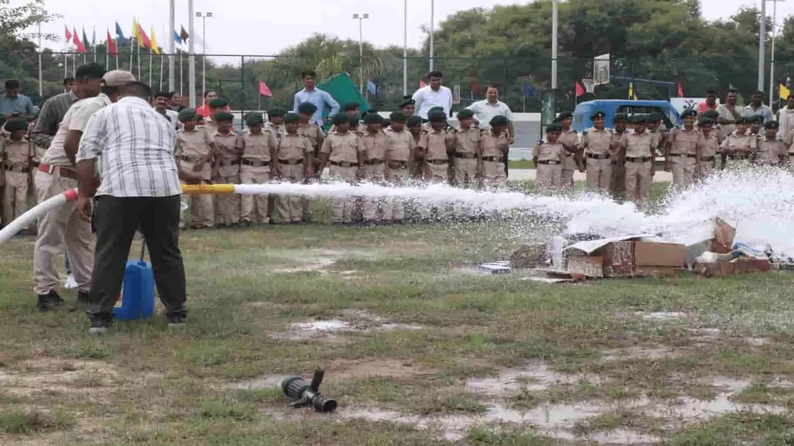 सैनिक स्कूल परिसर में दमकल कर्मियों द्वारा आग बुझाने का लाइव प्रदर्शन देखते छात्र। सैनिक स्कूल परिसर में दमकल कर्मियों द्वारा आग बुझाने का लाइव प्रदर्शन देखते छात्र।