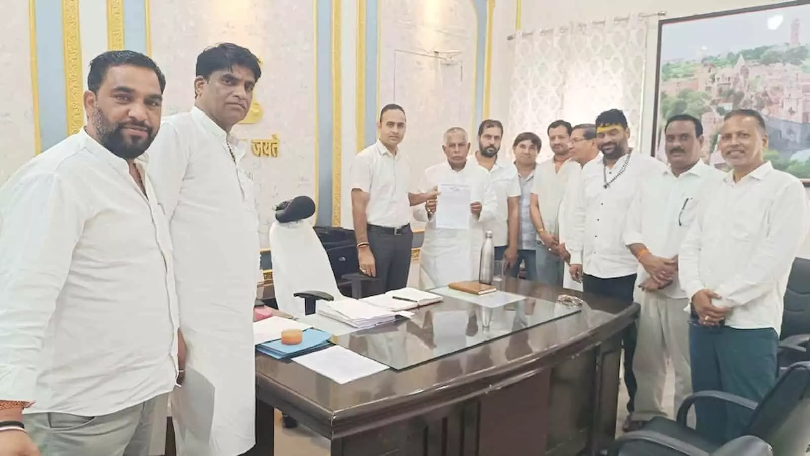 ज्ञापन सौंपते हुए कांग्रेस नेता चित्तौड़गढ़ उपखण्ड कार्यालय में खड़े हैं। ज्ञापन सौंपते हुए कांग्रेस नेता चित्तौड़गढ़ उपखण्ड कार्यालय में खड़े हैं।