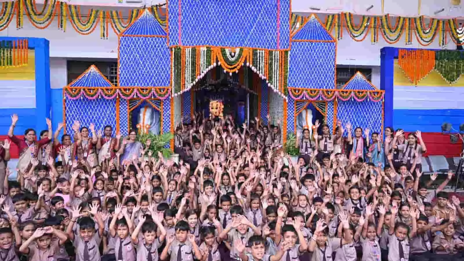 विद्यार्थी और शिक्षक श्री कल्लाजी वेदपीठ के प्रांगण में जन्मोत्सव के अवसर पर हाथ उठाकर जश्न मना रहे हैं। विद्यार्थी और शिक्षक श्री कल्लाजी वेदपीठ के प्रांगण में जन्मोत्सव के अवसर पर हाथ उठाकर जश्न मना रहे हैं।