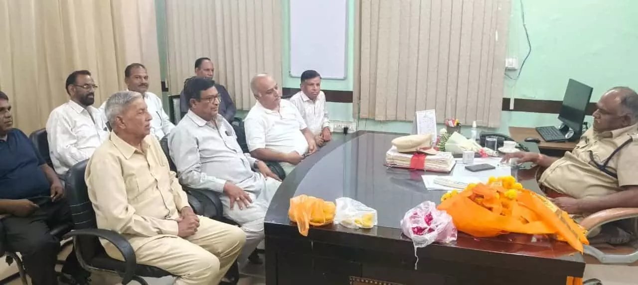 तस्वीर में एएसपी सुजन चंद पंवार कार्यालय कक्ष में बैठे हुए स्थानीय नागरिकों से बात कर रहे हैं। तस्वीर में एएसपी सुजन चंद पंवार कार्यालय कक्ष में बैठे हुए स्थानीय नागरिकों से बात कर रहे हैं।