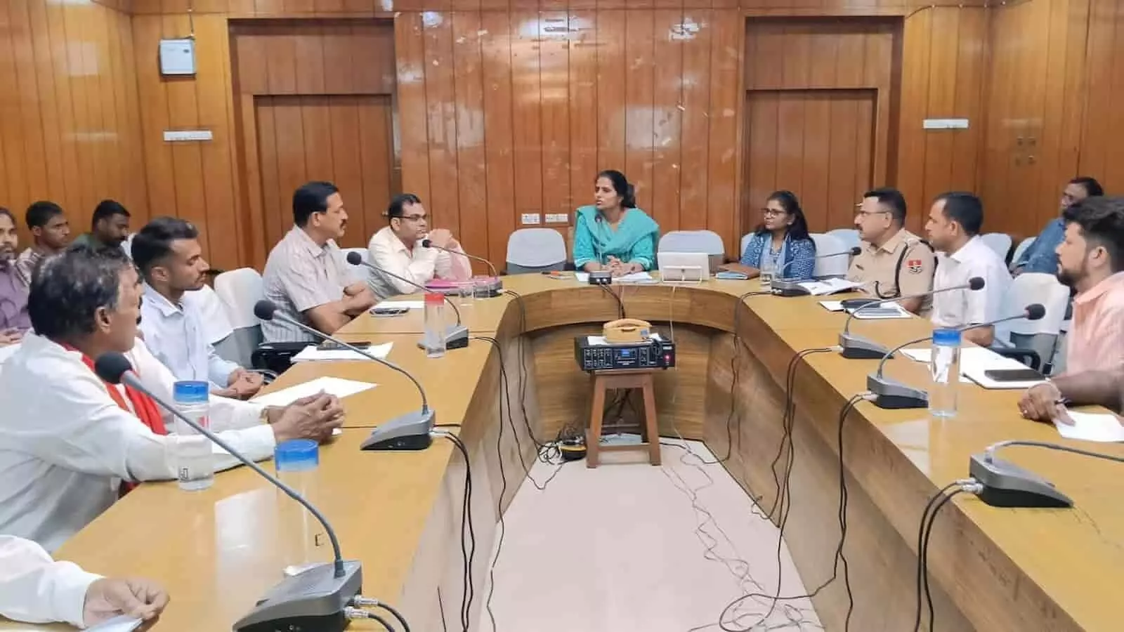 चित्तौड़गढ़ में नगरीय निकाय चुनाव को लेकर बैठक करते जिला निर्वाचन अधिकारी और राजनीतिक दलों के प्रतिनिधि। चित्तौड़गढ़ में नगरीय निकाय चुनाव को लेकर बैठक करते जिला निर्वाचन अधिकारी और राजनीतिक दलों के प्रतिनिधि।