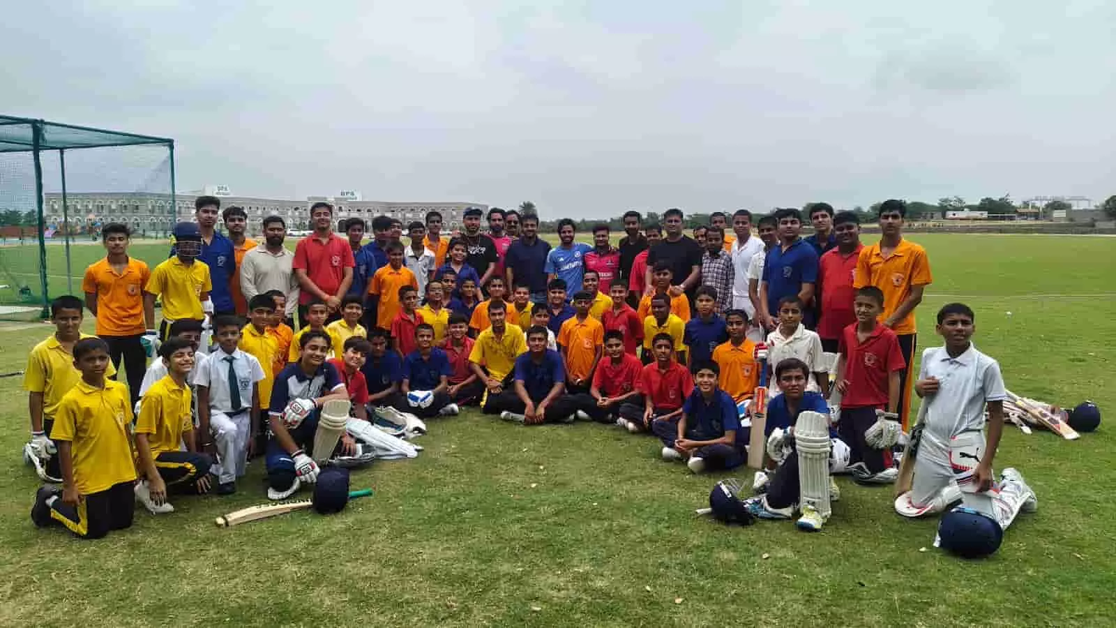 तस्वीर में डीपीएस आबू रोड के मैदान में क्रिकेट खिलाड़ियों के साथ खड़े छात्र दिखाई दे रहे हैं। तस्वीर में डीपीएस आबू रोड के मैदान में क्रिकेट खिलाड़ियों के साथ खड़े छात्र दिखाई दे रहे हैं।