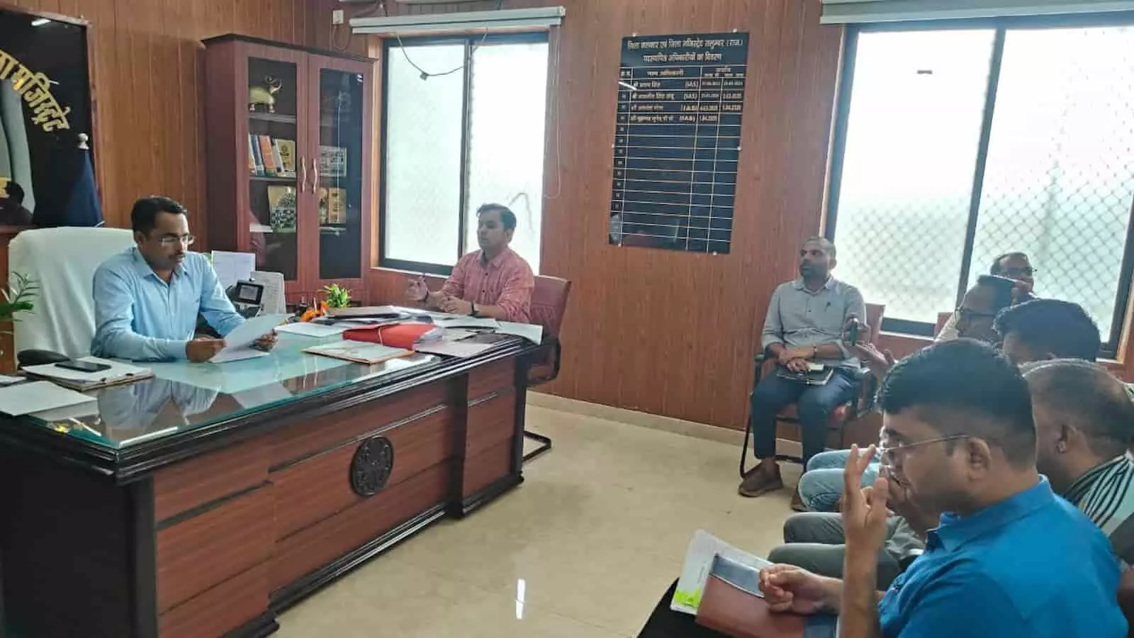 तस्वीर में सलूंबर जिला कलक्टर कार्यालय में बाल संरक्षण टास्क फोर्स की बैठक की कार्रवाई दिख रही है। तस्वीर में सलूंबर जिला कलक्टर कार्यालय में बाल संरक्षण टास्क फोर्स की बैठक की कार्रवाई दिख रही है।