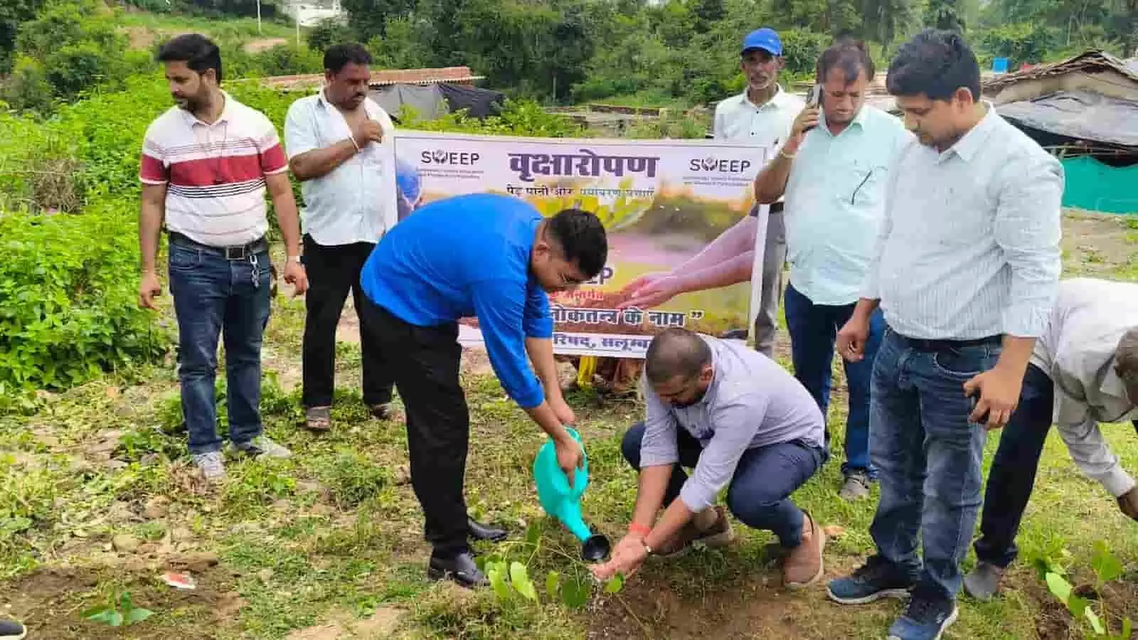 मतदाता जागरूकता अभियान के तहत सलूंबर में पौधे को पानी देते अधिकारी। मतदाता जागरूकता अभियान के तहत सलूंबर में पौधे को पानी देते अधिकारी।