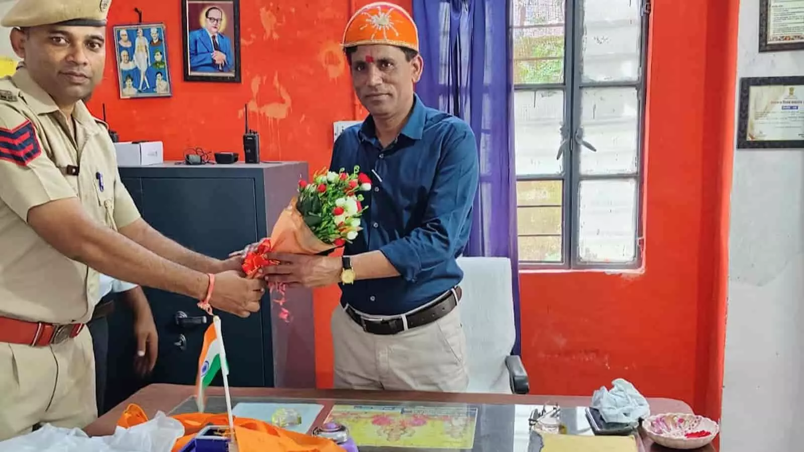 तस्वीर में जेलर मुकेश कुमार मीणा सलूम्बर कारागृह में उपाधीक्षक मोहन मीणा का स्वागत करते दिख रहे हैं। तस्वीर में जेलर मुकेश कुमार मीणा सलूम्बर कारागृह में उपाधीक्षक मोहन मीणा का स्वागत करते दिख रहे हैं।