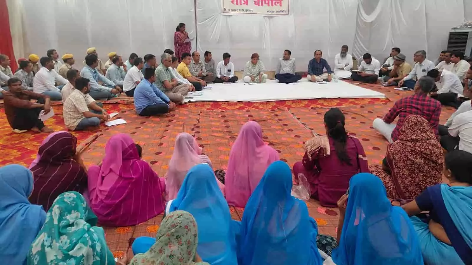 तस्वीर में जिला कलेक्टर रात्रि चौपाल में ग्रामीणों की समस्याएं सुनते हुए नजर आ रहे हैं। तस्वीर में जिला कलेक्टर रात्रि चौपाल में ग्रामीणों की समस्याएं सुनते हुए नजर आ रहे हैं।
