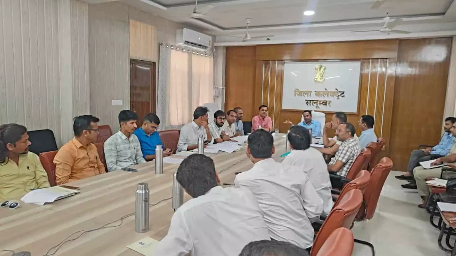 तस्वीर में जिला कलेक्ट्रेट सभागार सलूंबर में निर्वाचन बैठक के दौरान अधिकारी और राजनीतिक प्रतिनिधि बैठे हैं। तस्वीर में जिला कलेक्ट्रेट सभागार सलूंबर में निर्वाचन बैठक के दौरान अधिकारी और राजनीतिक प्रतिनिधि बैठे हैं।