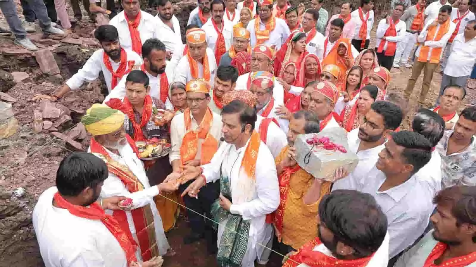 निम्बाहेड़ा में खाटू श्याम मंदिर के नींव पूजन कार्यक्रम में शामिल श्रद्धालु और अतिथि। निम्बाहेड़ा में खाटू श्याम मंदिर के नींव पूजन कार्यक्रम में शामिल श्रद्धालु और अतिथि।